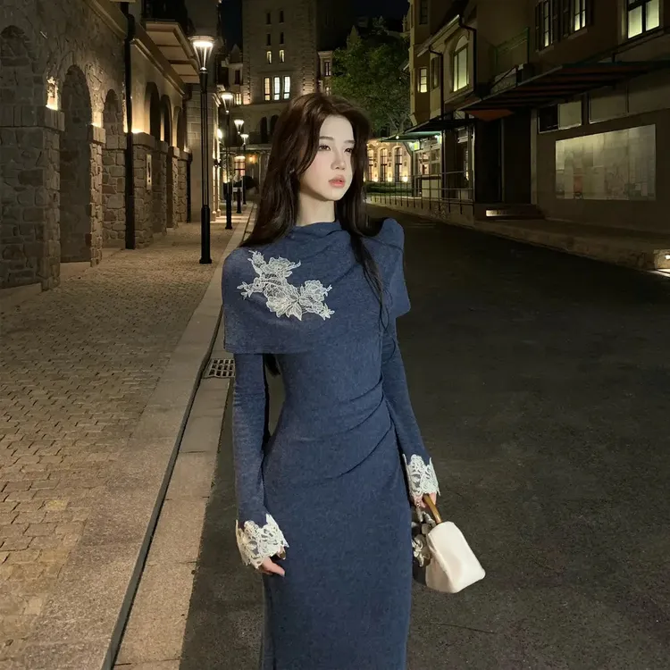 2025秋季新中式国风高级感刺绣连衣裙女半高领斗篷掐腰包臀长裙子