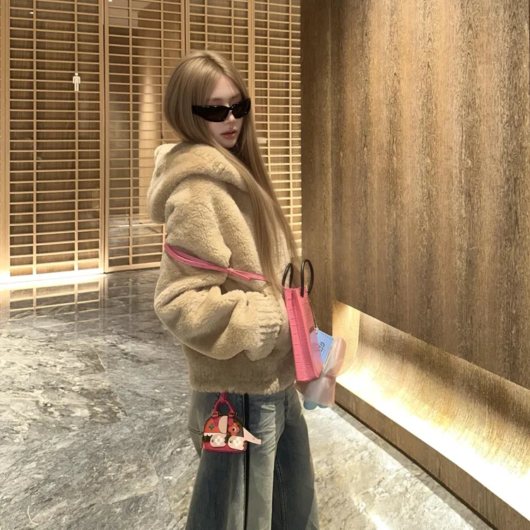 2025秋冬新款皮毛一体短款羊羔毛外套女加厚保暖连帽宽松毛毛上衣