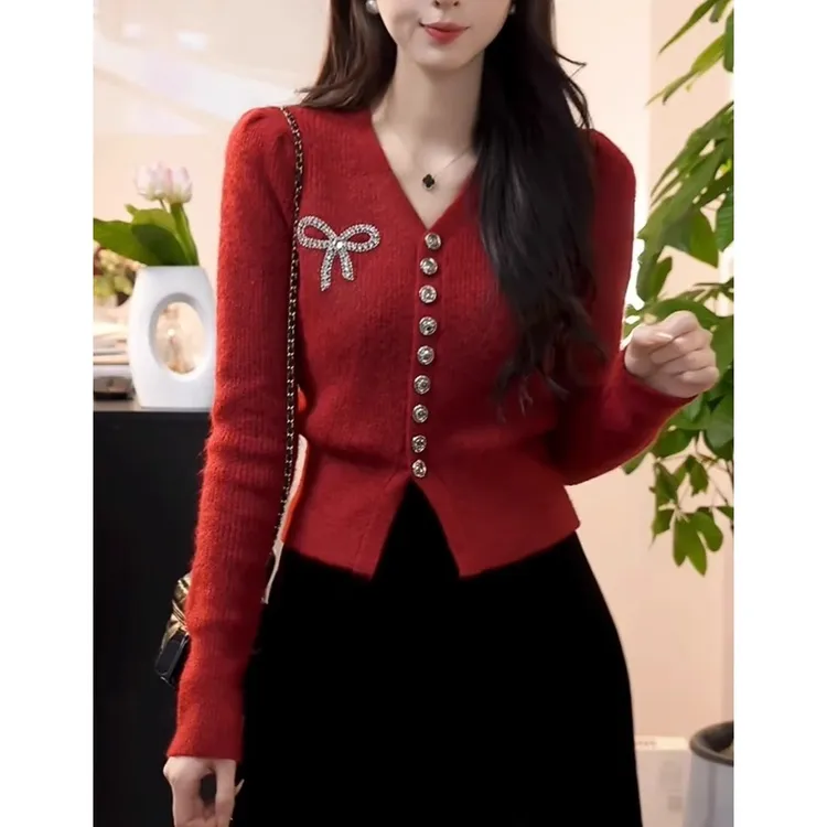 设计感复古红色毛衣女2025冬季新款蝴蝶结镶钻时尚短款针织开衫