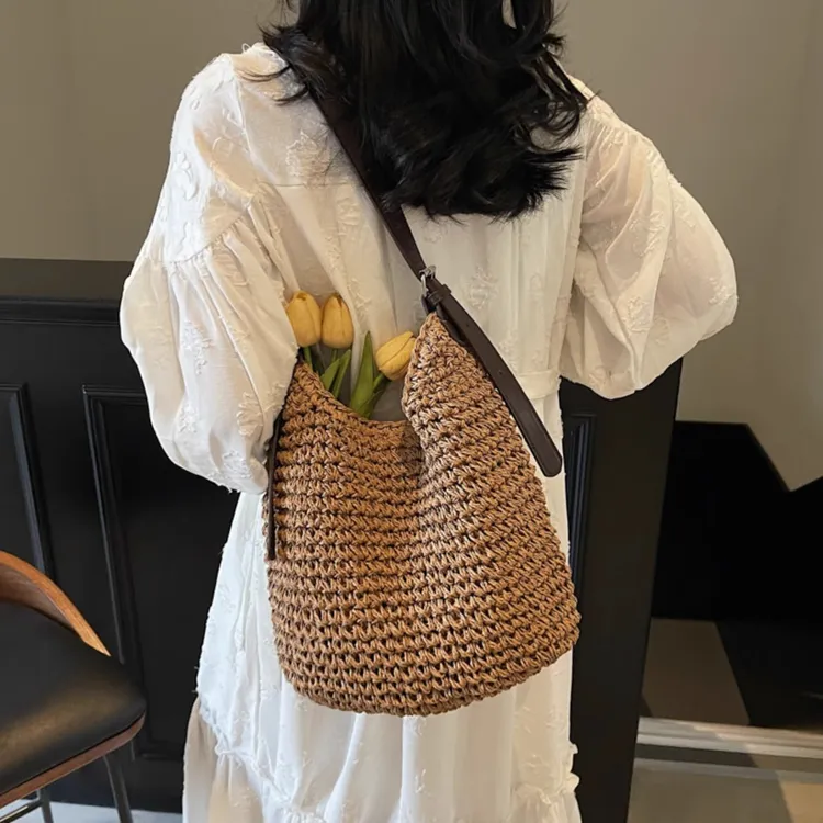 休闲旅行草编包包女士2025新款高级质感小众大容量斜挎编织水桶包