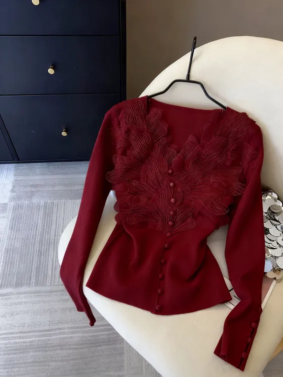 法式甜美蕾丝花边v领针织衫女秋冬款超显白酒红色修身显瘦上衣
