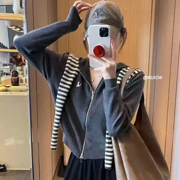 2025早秋新款薄款条纹披肩袋鼠刺绣高级感拉链上衣针织拉链开衫女