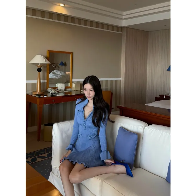 法式秋冬新款领口钉珠气质修身显瘦蓝色长袖木耳边下摆短款连衣裙