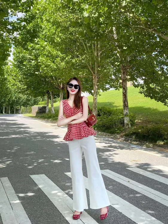 2025夏季新款法式复古港风红色格子V领吊带背心高腰白色休闲裤