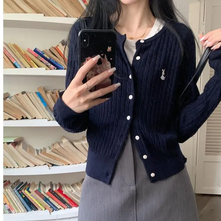 早秋新款学院风复古麻花针织开衫外搭修身短款刺绣韩版长袖上衣女