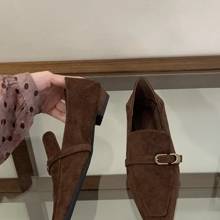 春秋款低帮中口复古风小方头皮带扣坡跟绒面显瘦玛丽平底