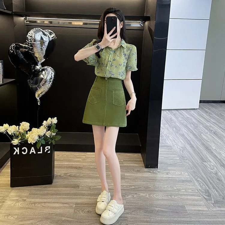 【新中式服装甄选】2025年夏季新款碎花短袖衬衫女绿色牛仔裙时尚