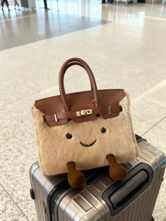 小众设计感小精灵毛绒斜挎包上班小拎包高颜值可爱手提包包凯莉包