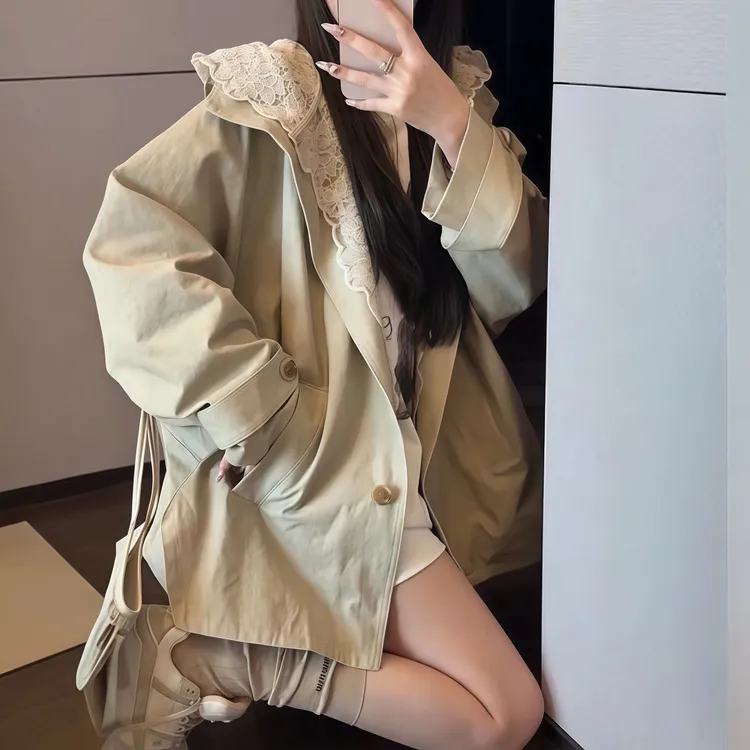 微胖洋气女装~胖mm时尚蕾丝连帽宽松风衣春秋新款拼接单排扣大衣