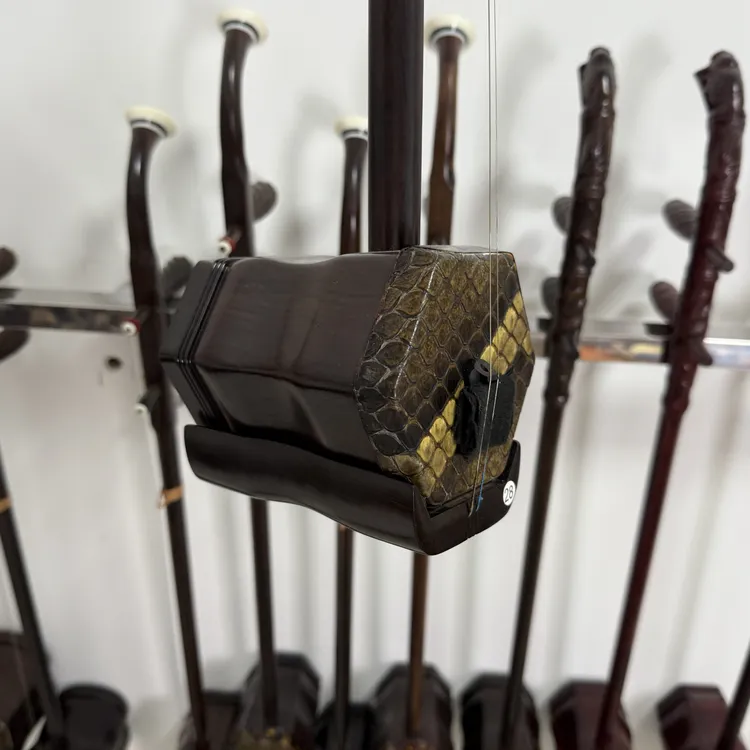 高档家具旧料演奏二胡