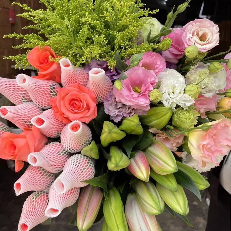 粉玫瑰10只+百合5朵+洋桔梗200克+配草5枝+送保鲜剂云南昆明鲜花