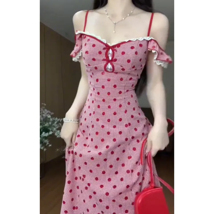 法式红色波点吊带连衣裙夏季新款甜美蕾丝拼接花边蝴蝶结度假风