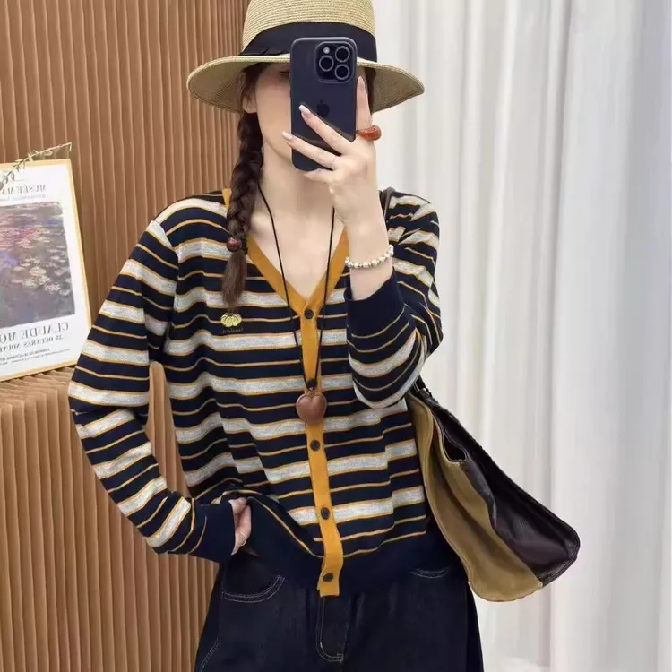撞色V领南瓜字母刺绣条纹针织开衫女秋冬款宽松洋气减龄毛衣上衣