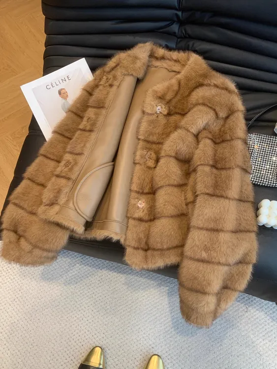 高端款气质毛茸茸保暖外套女冬季2025新款加厚千金风短宽上衣棉袄