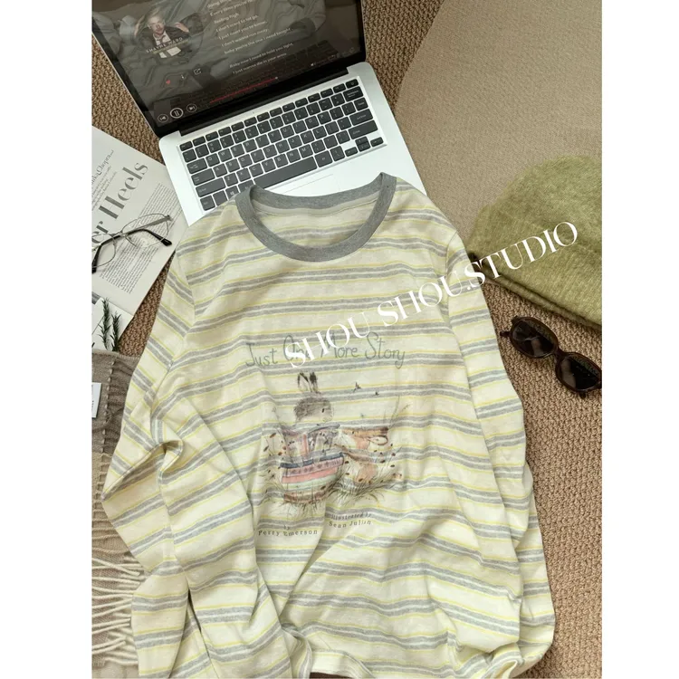 【瘦瘦】爱丽丝梦境-大码条纹撞色印花显瘦正肩百搭宽松长袖S02014