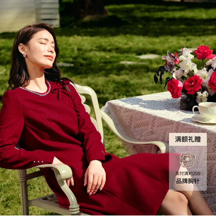 热烈红色礼服裙|领口精致钉钻蝴蝶结|珂莱蒂尔新款连衣裙