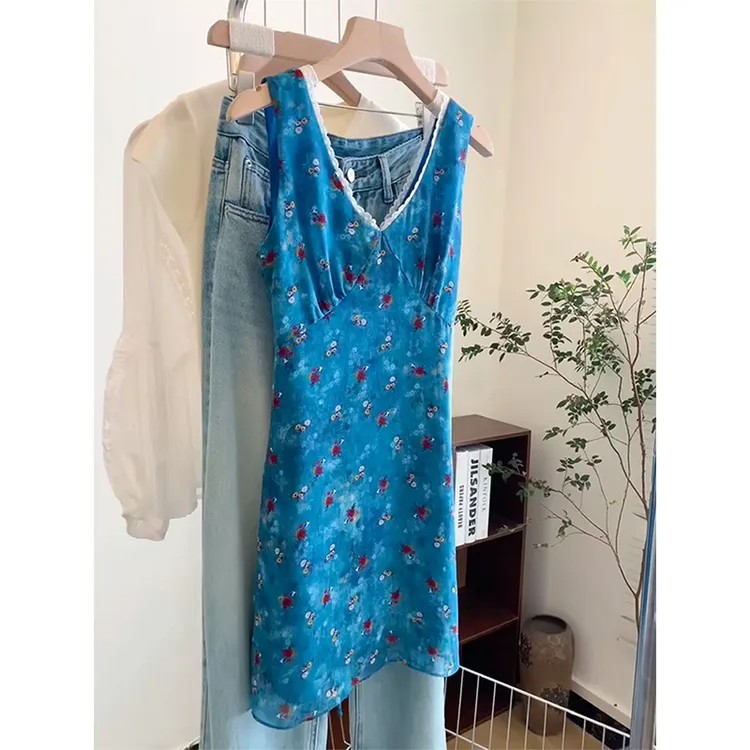 多巴胺穿搭v领碎花背心连衣裙女士外穿夏季新款设计感修身a字短裙