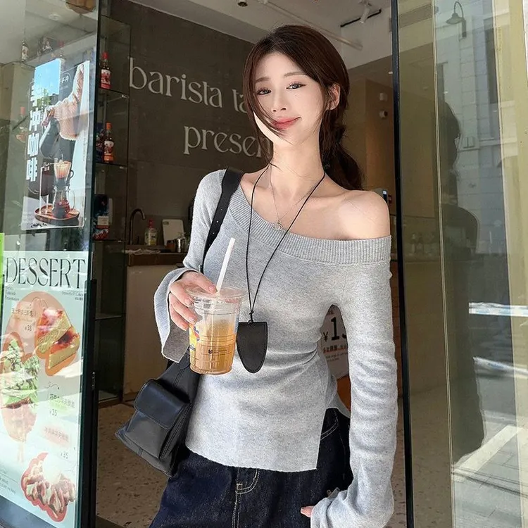 露肩斜肩秋季新款修身显瘦长袖T恤女款性感纯欲风小众辣妹上衣ins