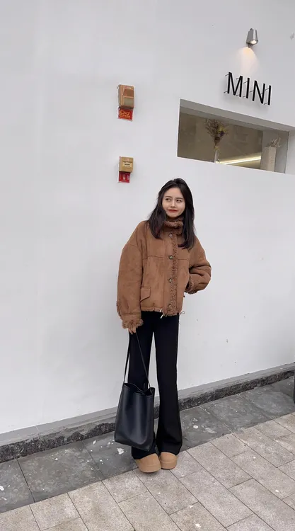 【暖冬拿铁】秋冬高级感气质棕色短款外套减龄黑色直筒牛仔裤两件套