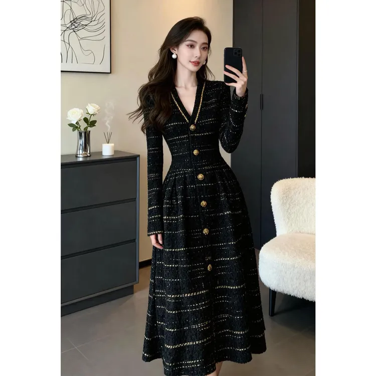 2025年新款法式轻奢富家千金miu系穿搭小香风黑色V领收腰连衣裙子