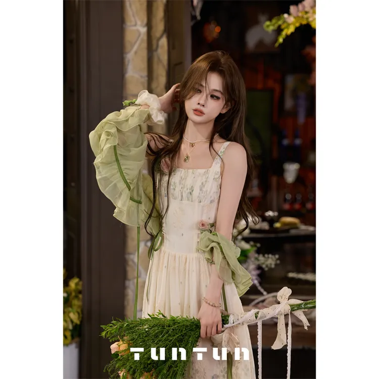 吞吞TUNTUN【绿藤精灵】绿野仙踪植物印花法式吊带连衣裙