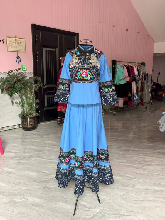 少数民族布依族大摆裙套装。