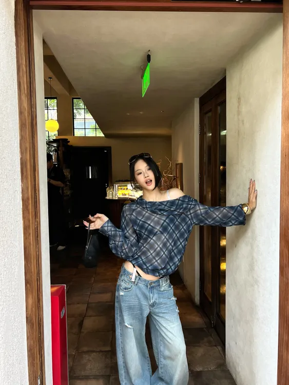 蓝色复古格纹微透显瘦设计感T恤一字领斜肩衬衣显瘦百搭上衣