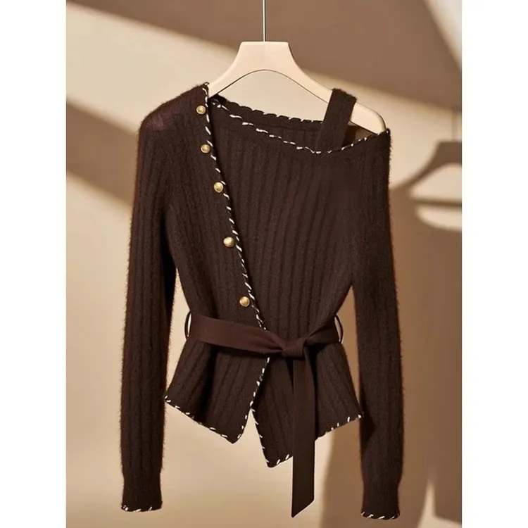 美拉德咖色斜领露肩收腰毛衣女冬季小香风短款修身显瘦针织衫上衣
