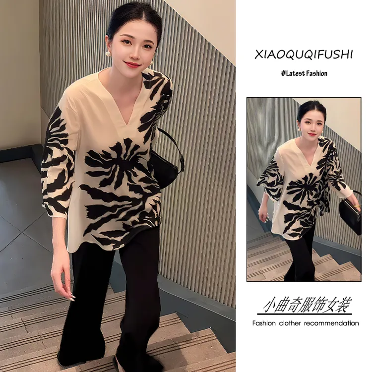 夏季流行穿搭一套新款2025韩版高级感v领印花中袖上衣微喇裤套装