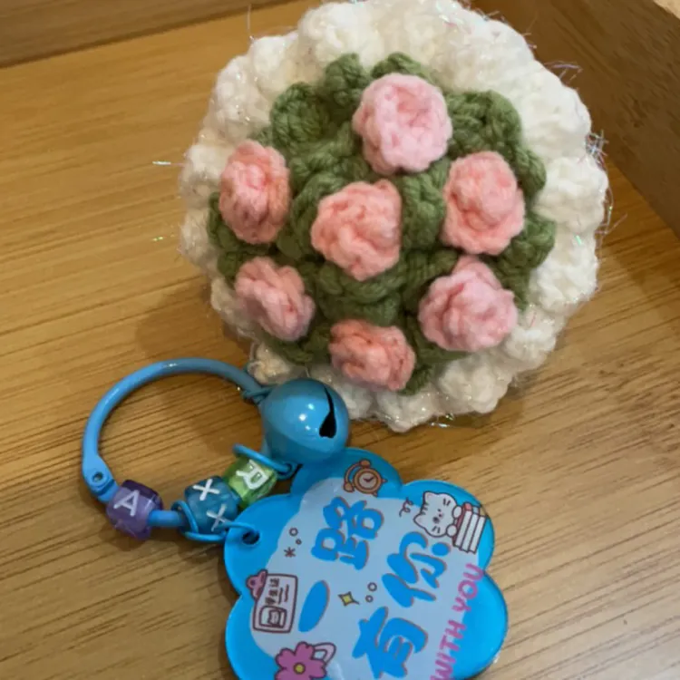 新品钩织小玫瑰花手捧包包 钥匙挂件