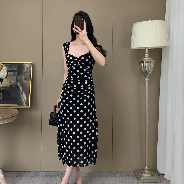 法式露锁骨时尚性感无袖连衣裙高腰修身波点辣妹风低胸背带中长裙