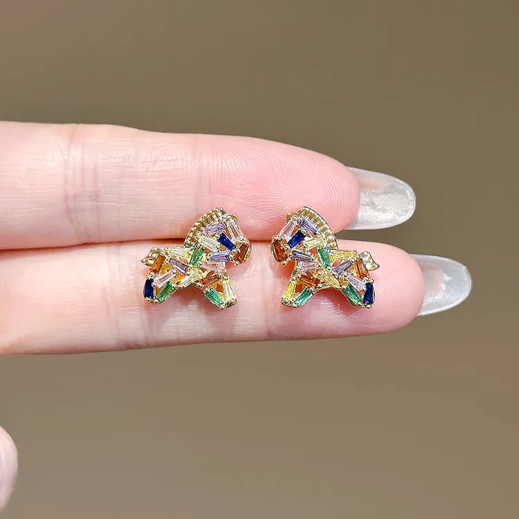 铜合金耳饰 彩色小马耳钉女款小众轻奢高级感气质耳环本命年耳饰