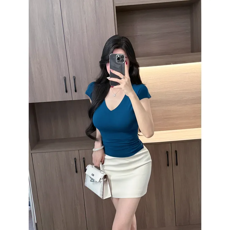 迈沃格2025年夏季新款孔雀蓝性感纯欲V领别致修身短款背心上衣潮