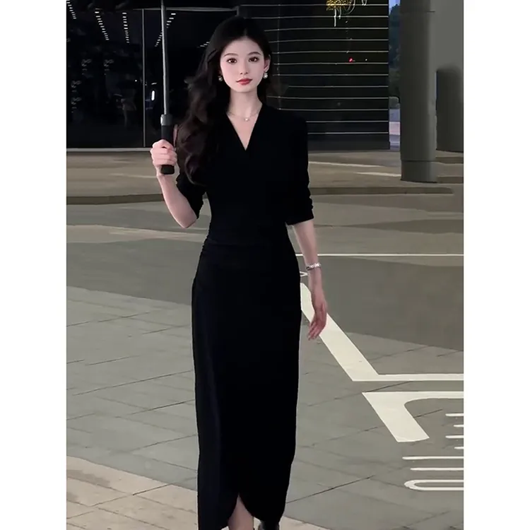 秋季2025法式复古赫本风小黑裙修身显瘦内搭V领长裙黑色连衣裙女