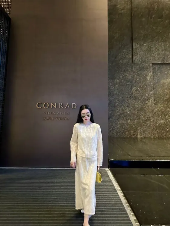 DL乐乐家【闪烁的微光】早秋新款法式时尚靓丽亮圆领上衣半身裙套装