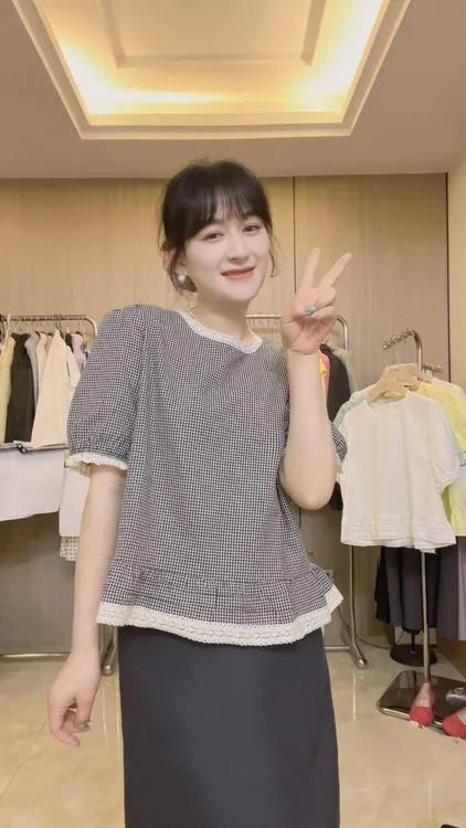 2025夏季新款欧货甜美刺绣花边圆领泡泡袖荷叶边套头小衫女