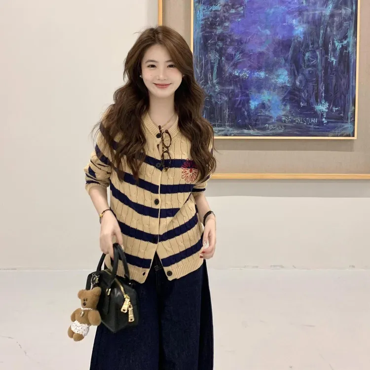 日系甜美小雏菊刺绣条纹开衫毛衣女秋冬季设计感小众洋气百搭上衣
