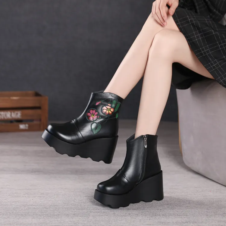 民族风刺绣花朵国风款女靴子坡跟高跟女短靴防水台马丁靴加绒棉靴
