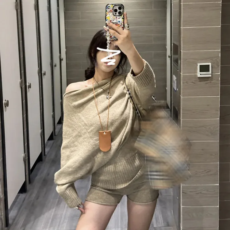 卡齐2025秋冬季新款辣妹一字领露肩松弛感慵懒风针织衫毛衣长袖上