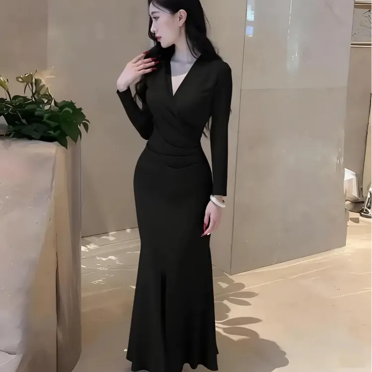 高级感法式气质名媛连衣裙秋冬长袖V领赫本风收腰显瘦长款包臀裙