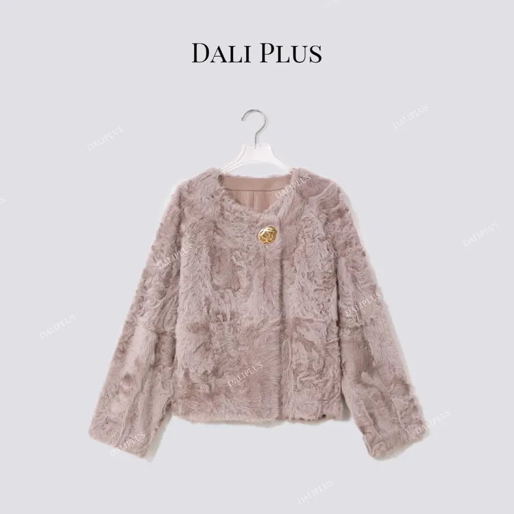DALI PLUS奢级小湖羊皮毛一体大金扣冰莓粉卷毛皮草外套-D5MM2751