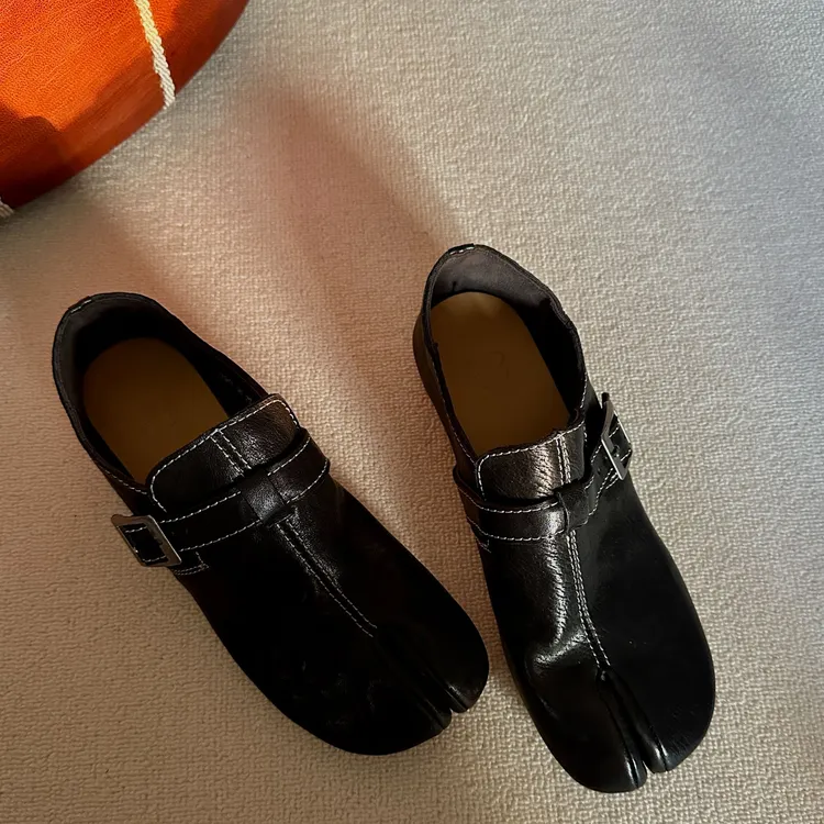 【唐唐家】水洗油蜡马皮车缝线巴恩风黑色低跟分趾搭扣酷帅单鞋女