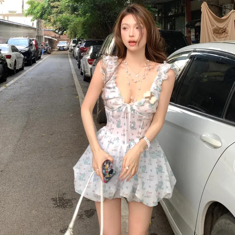 法式碎花V领吊带花苞连衣裙女夏季甜美辣妹收腰显瘦褶皱小众短裙