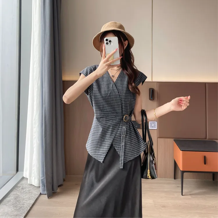 YANPING/燕苹新款复古蓝白格设计感收腰V领老钱风气质上衣ZM2563