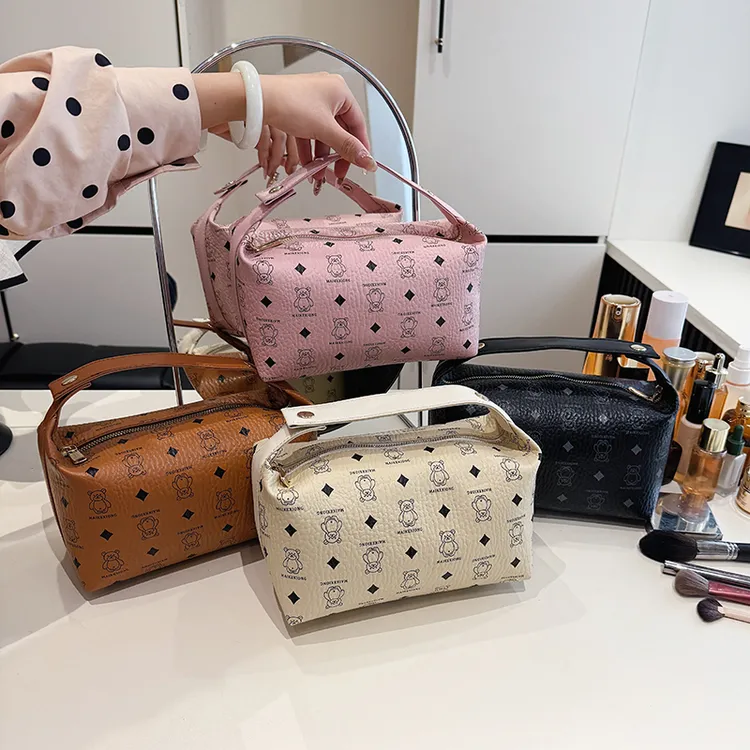 2025新款化妆包女便携大容量小熊旅行随身洗漱用品护肤品收纳包袋