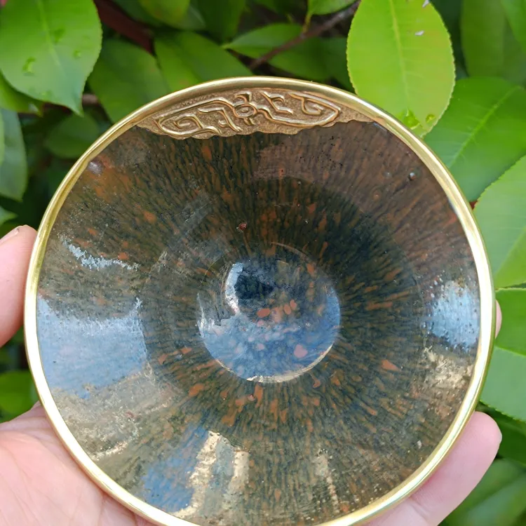 福清窑宋建盏，磨口包铜口，缺处錾青铜器夔龙纹，口径10高4.5厘