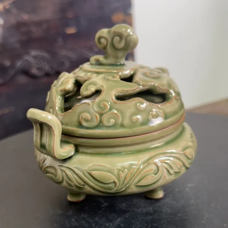 耀州窑青瓷云纹双耳三足熏香炉