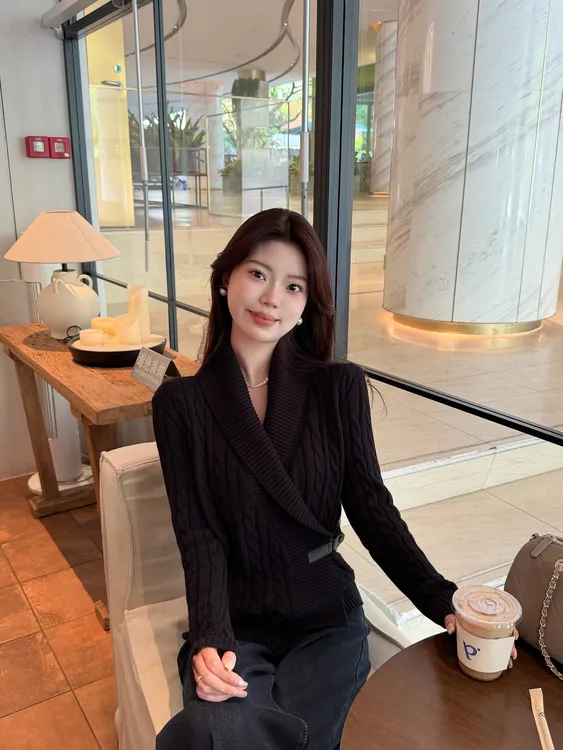 【小夜曲】秋冬高级感气质黑色V领麻花针织衫女收腰显瘦设计感上衣