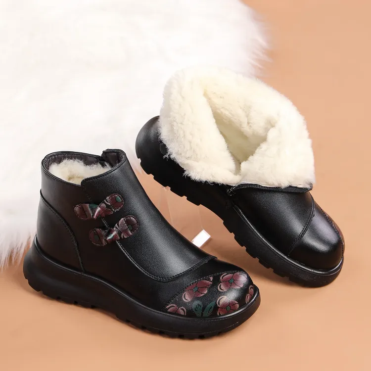 牛皮羊毛妈妈棉鞋女冬季新款加绒加保暖防滑平底中老年人女鞋短靴