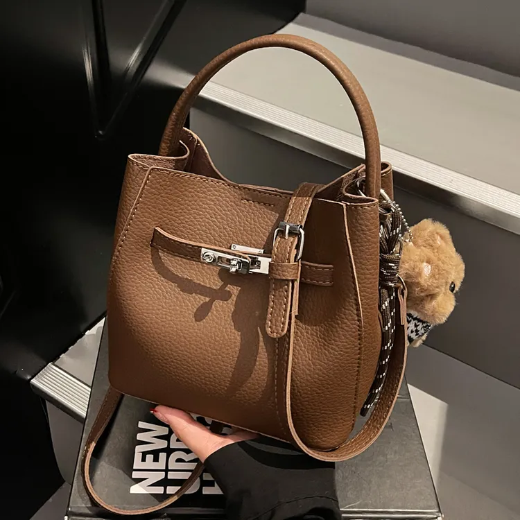 韩版小众手提水桶包女2025秋冬新款日常上班单肩包复古通勤斜挎包